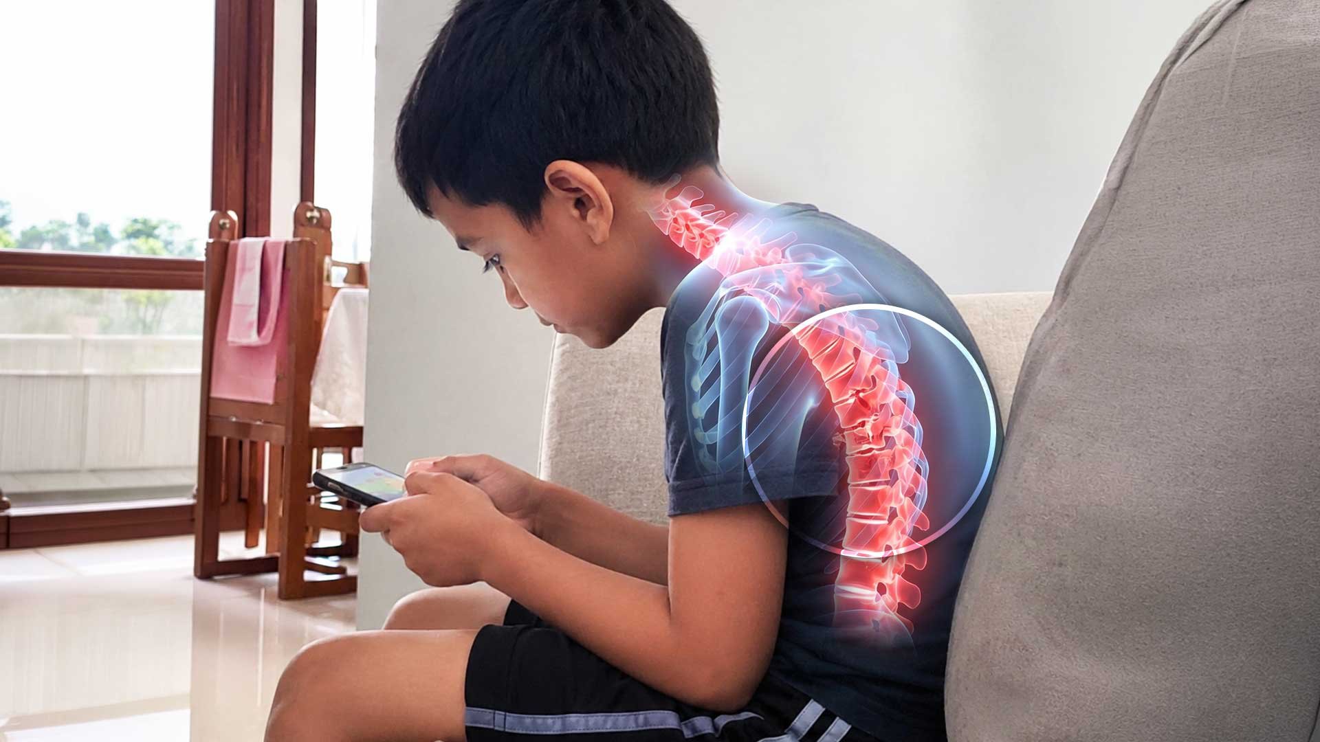 El celular le está dañando la espalda a tu hijo