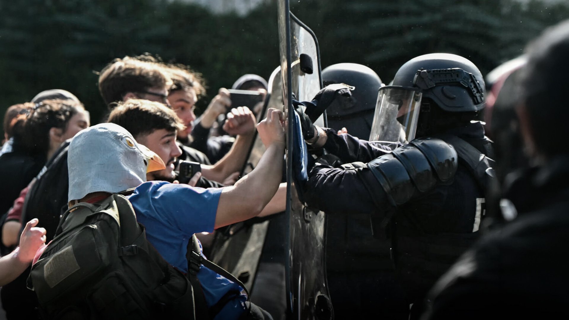 Estudiantes en Francia salieron a protestar porque les faltan maestros. ¿Los jóvenes de hoy son más valientes que nosotros?