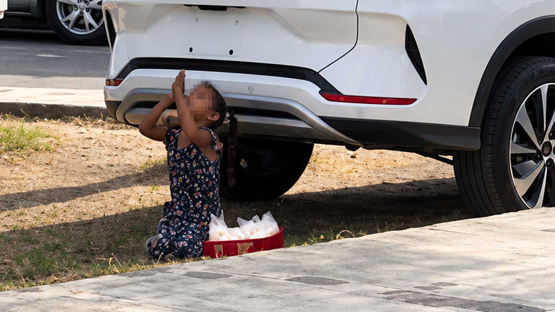 Niña le pide a Dios que la ayude a vender todos sus dulces. Enséñaselo a tus hijos
