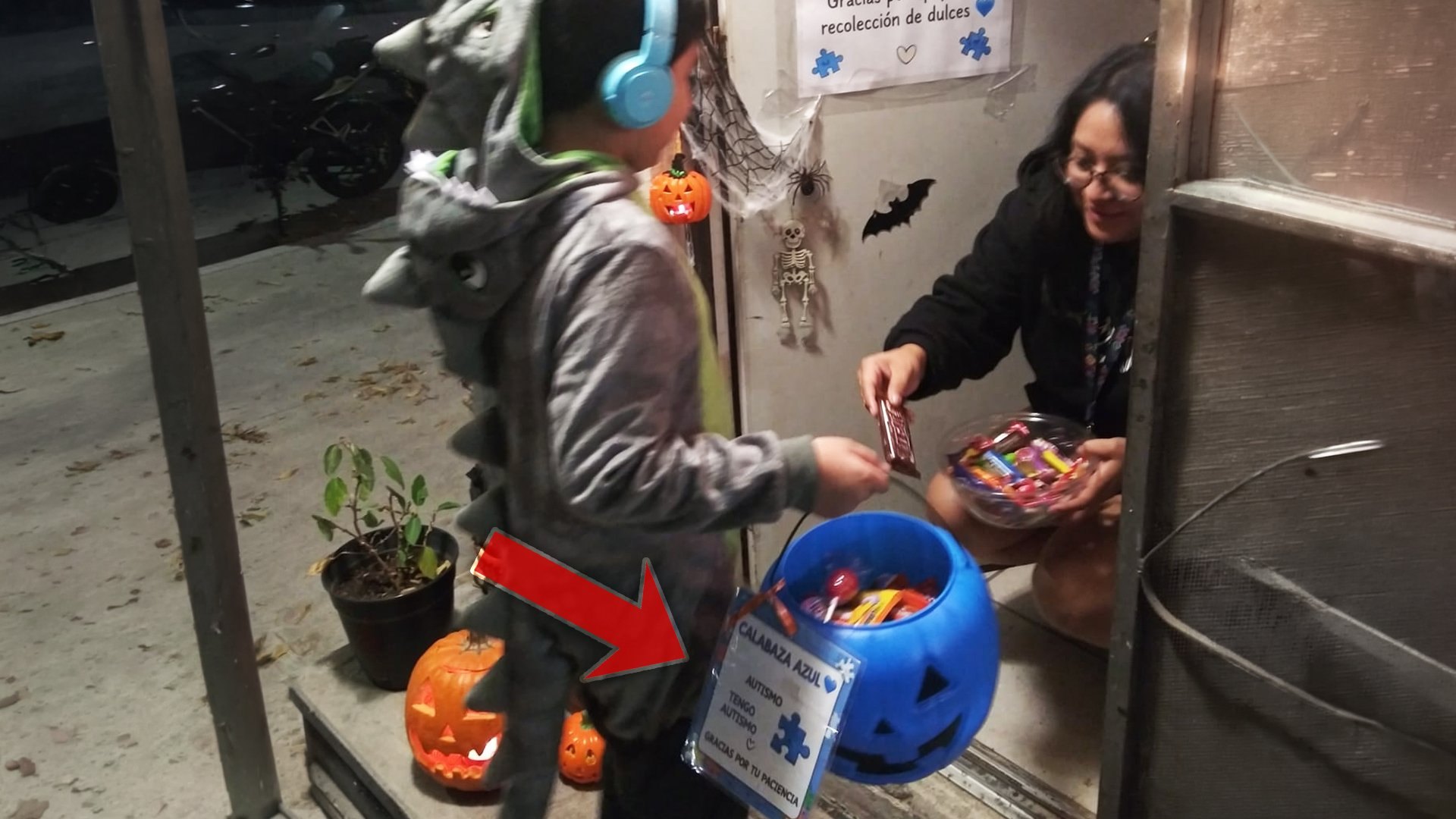 Si un niño te pide dulces con una calabaza azul, así tienes que tratarlo